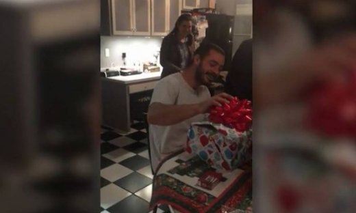 Άνοιξε το χριστουγεννιάτικο δώρο και μετά από λίγο ξέσπασε σε κλάματα!