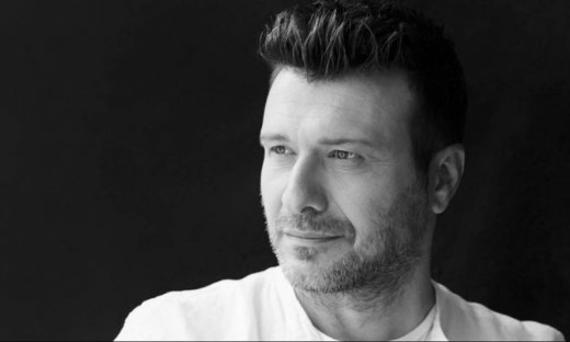 Γιάννης Πλούταρχος: «Θυμάμαι πάντα την οικογενειακή θαλπωρή των Χριστουγέννων»