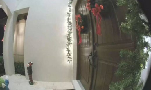 Δεν πρόκειται να βρείτε ποιος χτύπησε το κουδούνι αυτής της οικογένειας τα Χριστούγεννα! (vid)