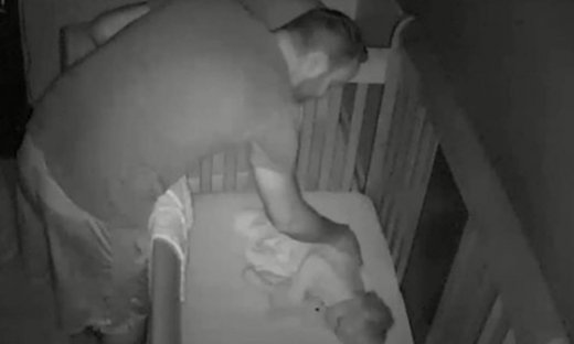 Ένα πονηρό μωράκι! Δείτε τι κάνει όταν ο μπαμπάς μπαίνει στο δωμάτιο