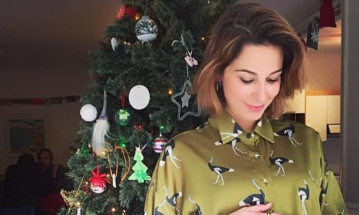 Παπουτσάκη: Ποζάρει στο χριστουγεννιάτικο δέντρο και μας δείχνει την φουσκωμένη κοιλίτσα της (pic)