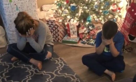 Τα αδερφάκια έμειναν άφωνα με το χριστουγεννιάτικο δώρο τους! Η αντίδρασή τους «όλα τα λεφτά»