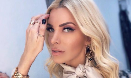 Η Κατερίνα Καινούργιου ποζάρει στο εντυπωσιακό σαλόνι του πατρικού της