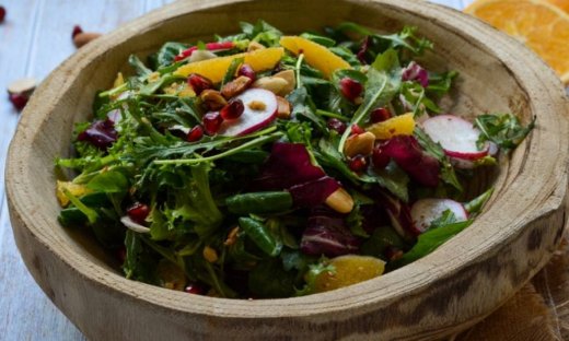 Πράσινη σαλάτα με πορτοκάλι και ρόδι