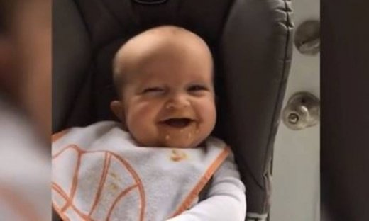 Αυτό το βίντεο θα σας ξετρελάνει! Δείτε γιατί γελάει αυτό το μωρό!