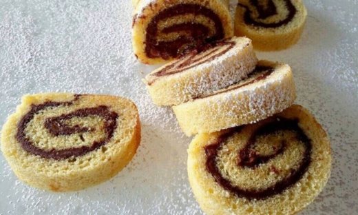 Κέικ ρόλο με γέμιση πραλίνας φουντουκιού