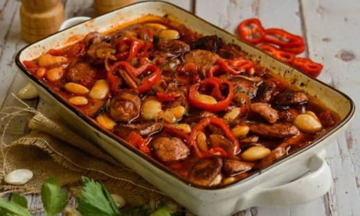 Γίγαντες κοκκινιστοί με λουκάνικα στο φούρνο