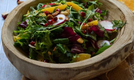 Πράσινη σαλάτα με πορτοκάλι, ρόδι και ραπανάκια