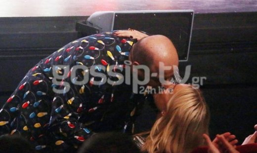 Μάρκος Σεφερλής: Κατέβηκε από τη σκηνή και έδωσε ένα καυτό φιλί στη γυναίκα του!