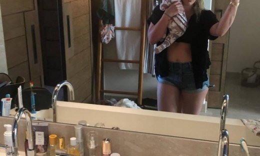 Ακόμη μια διάσημη ηθοποιός ποζάρει με το θήλαστρο στο στήθος (pics)