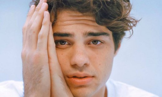Ο Noah Centineo δοκιμάζει πράγματα που δεν έχει κάνει ποτέ πριν και το θέαμα είναι αστείο