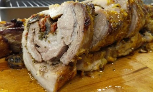 Ρολό χοιρινό γεμιστό με μανιτάρια, λιαστή ντομάτα και γραβιέρα Κρήτης