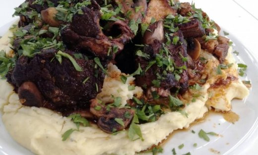 Σιγομαγειρεμένος μοσχαρίσιος σιδηρόδρομος με μανιτάρια και πανσέτα