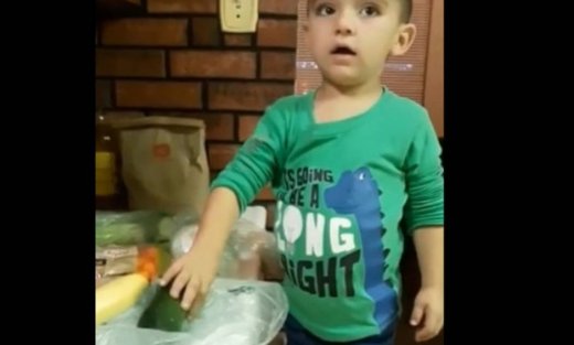 Δε φαντάζεστε για ποιο λόγο τσακώνεται αυτός ο πιτσιρικάς