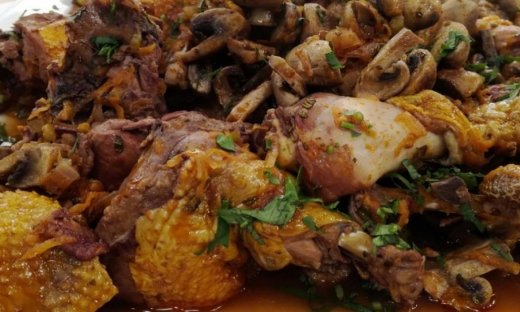 Κοτόπουλο κρασάτο με χοντρό μακαρόνι