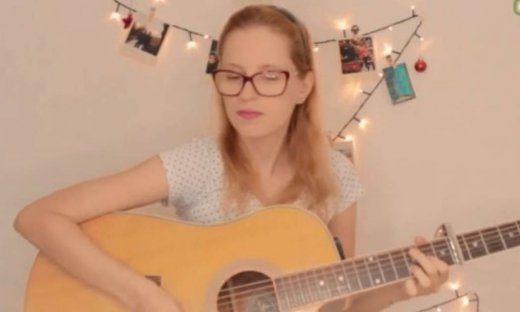 Πήρε την κιθάρα της και άρχισε να τραγουδάει το... «Shape Of You»! Πώς τα πήγε;