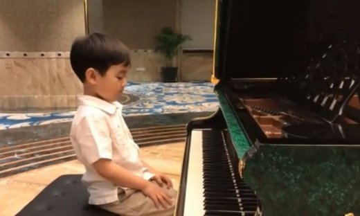 Θα πάθετε πλάκα αν ακούσετε πώς παίζει πιάνο αυτός ο 5χρονος!