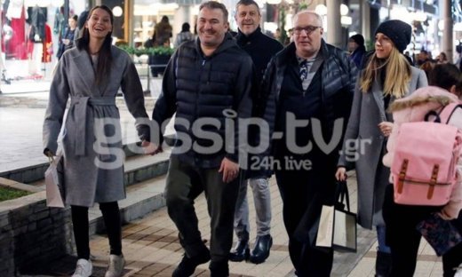 Αντώνης Ρέμος - Υβόννη Μπόσνιακ: Η βόλτα στη Γλυφάδα χεράκι χεράκι και η αγορά λαχείου!