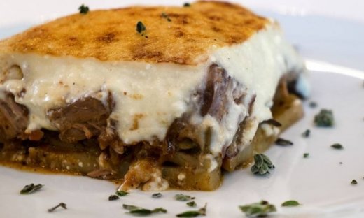 Μουσακάς με μοσχάρι ραγού