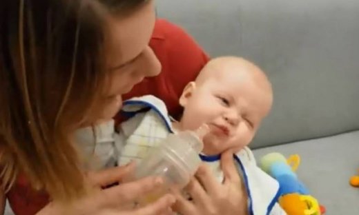 Η γκριμάτσα του τα λέει όλα! Δεν του άρεσε καθόλου αυτό που ήπιε!