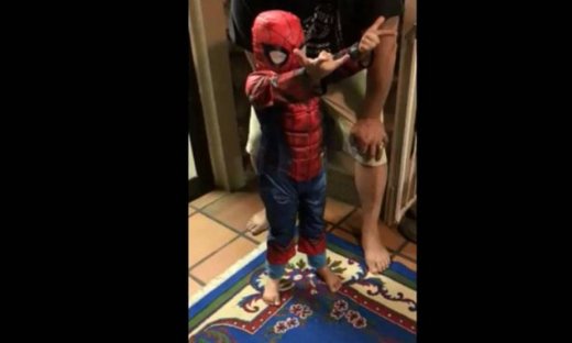 Δείτε τι κάνει αυτό το αγοράκι-spiderman!