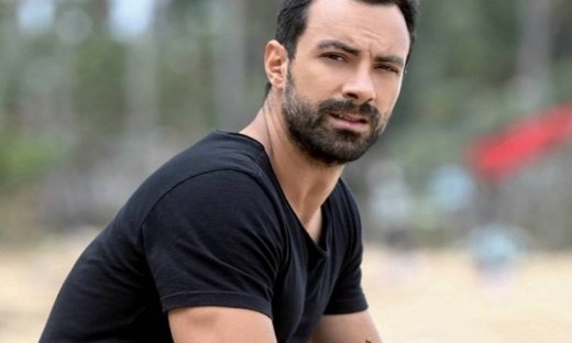 Σάκης Τανιμανίδης: Δείτε τι έκανε η μαμά του μόλις έφθασε στο πατρικό του