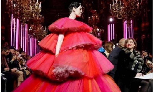 Erin O'Connor: Το πασίγνωστο μοντέλο περπάτησε στην πασαρέλα με φουσκωμένη κοιλιά (pics+vid)