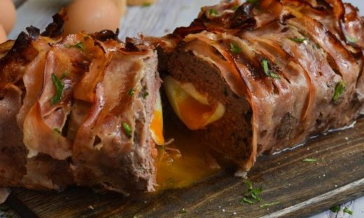 Ρολό κιμά με αυγό, τυλιχτό με μπέικον