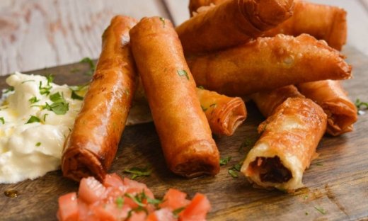 Νοστιμότατα παστουρμαδοπιτάκια με γραβιέρα και ντομάτα από τον Τσούλη!