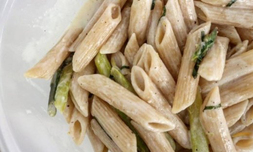 Πέννες ολικής άλεσης με σπαράγγια και λεμόνι