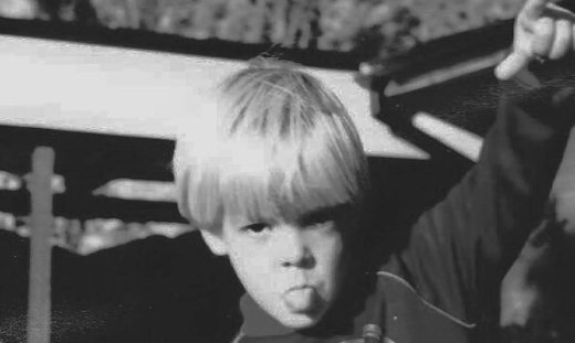 Το αγοράκι της φωτογραφίας είναι σήμερα πασίγνωστος Έλληνας τραγουδιστής!