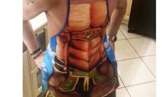 Τρελό γέλιο! Ο Έλληνας τραγουδιστής, φόρεσε την πιο αστεία ποδιά και μπήκε στην κουζίνα!