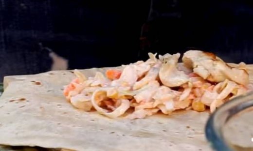 Τορτίγιες με κοτόπουλο και σαλάτα λάχανο - καρότο