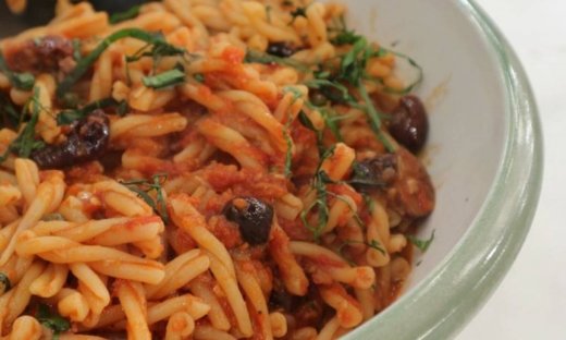 Πλεξούδες με κόκκινη σάλτσα, αντζούγιες και ελιές