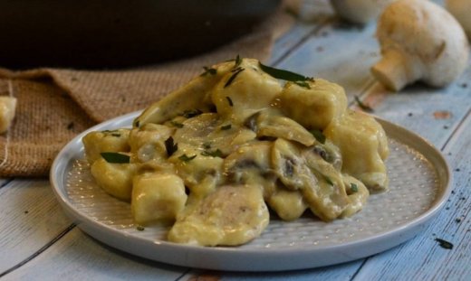 Σπιτικά νιόκι με σάλτσα μουστάρδας και κοτόπουλο