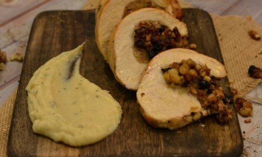 Γεμιστό στήθος γαλοπούλας με κάστανα και σταφίδες