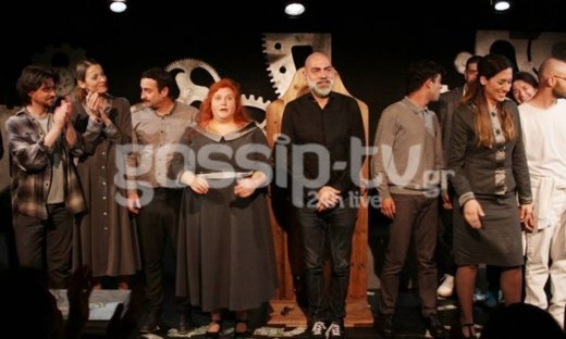 Χαμόγελα ευτυχίας και λαμπερές παρουσίες στην επίσημη πρεμιέρα του έργου «Χορεύοντας στο σκοτάδι»