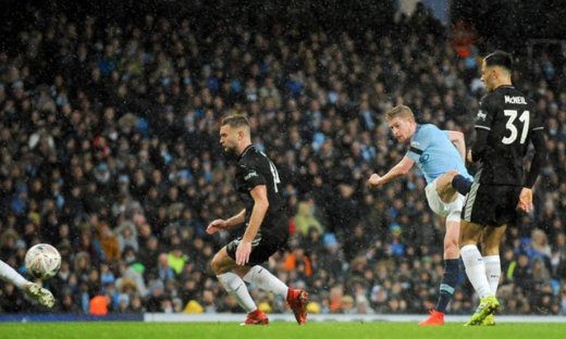 Με τέρμα το …γκάζι κυνηγάει τη Λίβερπουλ