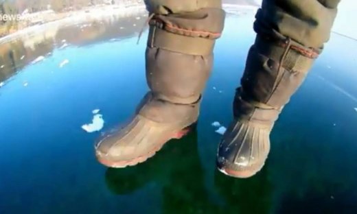 Βιντεοσκόπησε τη βόλτα του στην παγωμένη λίμνη - Η εικόνα είναι μαγική!