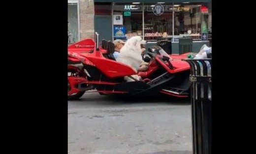 Έκανε τη βόλτα του με ένα σούπερ αυτοκίνητο!