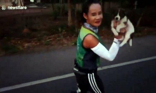 Απίστευτο: Έτρεχε σε μαραθώνιο, βρήκε ένα εγκαταλελειμμένο κουτάβι και το πήρε μαζί της!