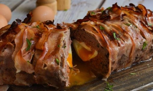 Ρολό κιμά με αυγό, τυλιχτό με μπέικον