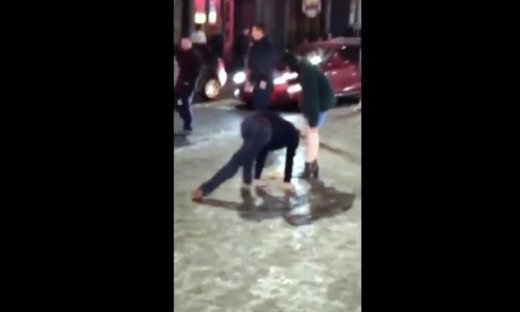 Θα... κλαίτε από τα γέλια! Ασταμάτητες τούμπες πάνω στον πάγο! (vid)