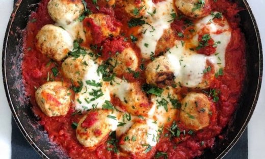 Κεφτεδάκια γαλοπούλας με σάλτσα ντομάτας και μοτσαρέλα