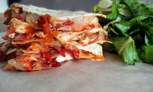 Μεξικάνικες quesadillas με κοτόπουλο & μετσοβόνε