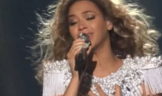 Δέκα stars που δεν άντεξαν και λύγισαν πάνω στη σκηνή!