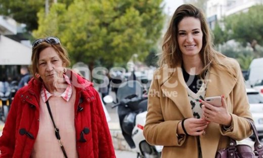 Η Εύα Λάσκαρη με τη μητέρα της στη Γλυφάδα