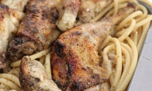 Κοτόπουλο ριγανάτο με χοντρά μακαρόνια