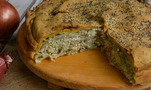 Νόστιμη κρεμμυδόπιτα με τυρί και μπέικον