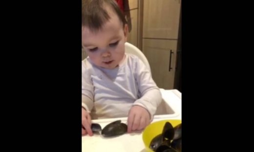 Η μικρούλα τρώει μύδια καλύτερα κι από ενήλικα!